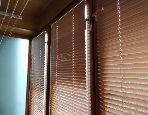 Горизонтальные жалюзи на пластиковые окна