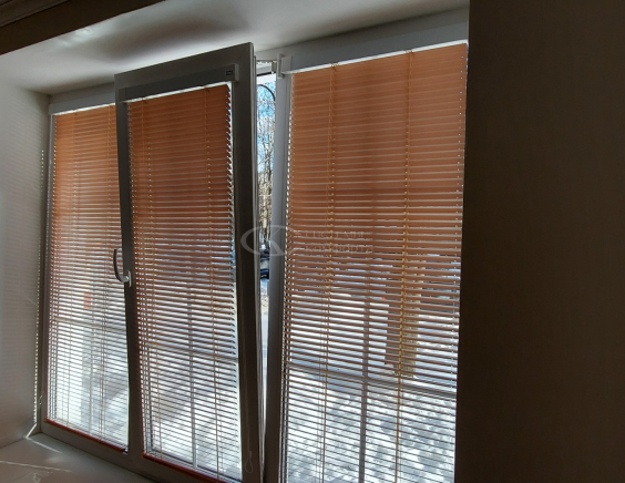 Горизонтальные жалюзи на пластиковые окна