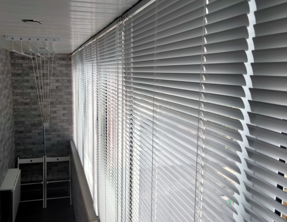 Горизонтальные жалюзи на пластиковые окна