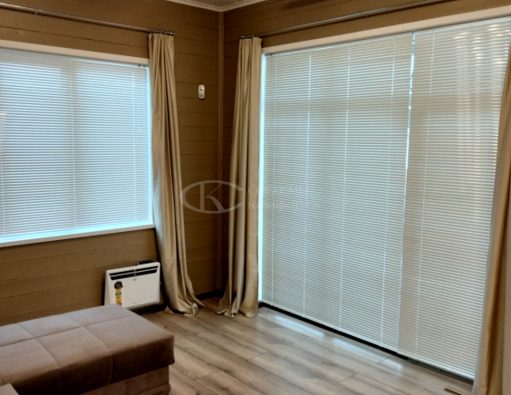 Горизонтальные жалюзи на пластиковые окна