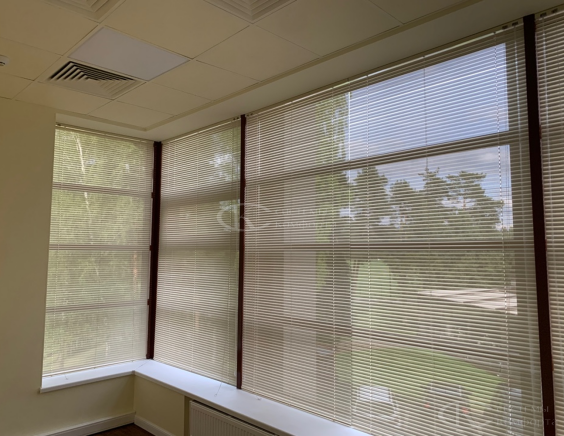 Горизонтальные жалюзи на пластиковые окна