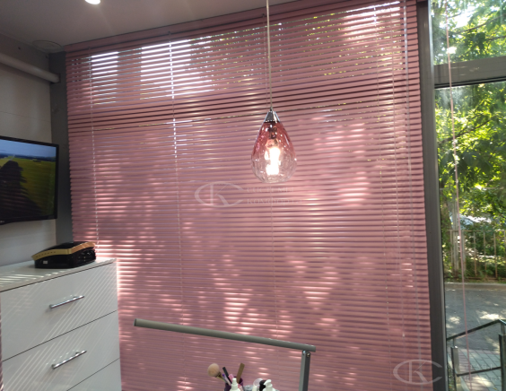 Горизонтальные жалюзи на пластиковые окна