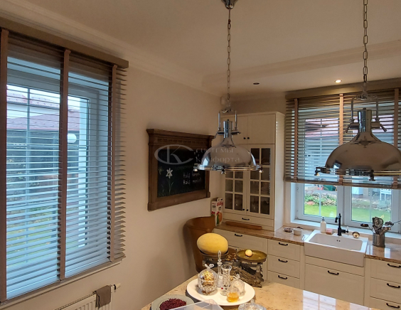 Горизонтальные жалюзи на пластиковые окна